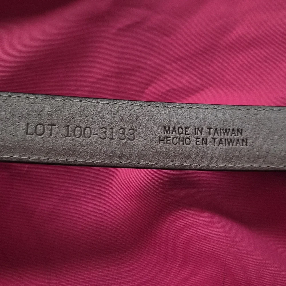 Stylish Black Leather St Johns Bay Belt with Gold Buckle Size M 33.5" Long - Picture 5 of 5